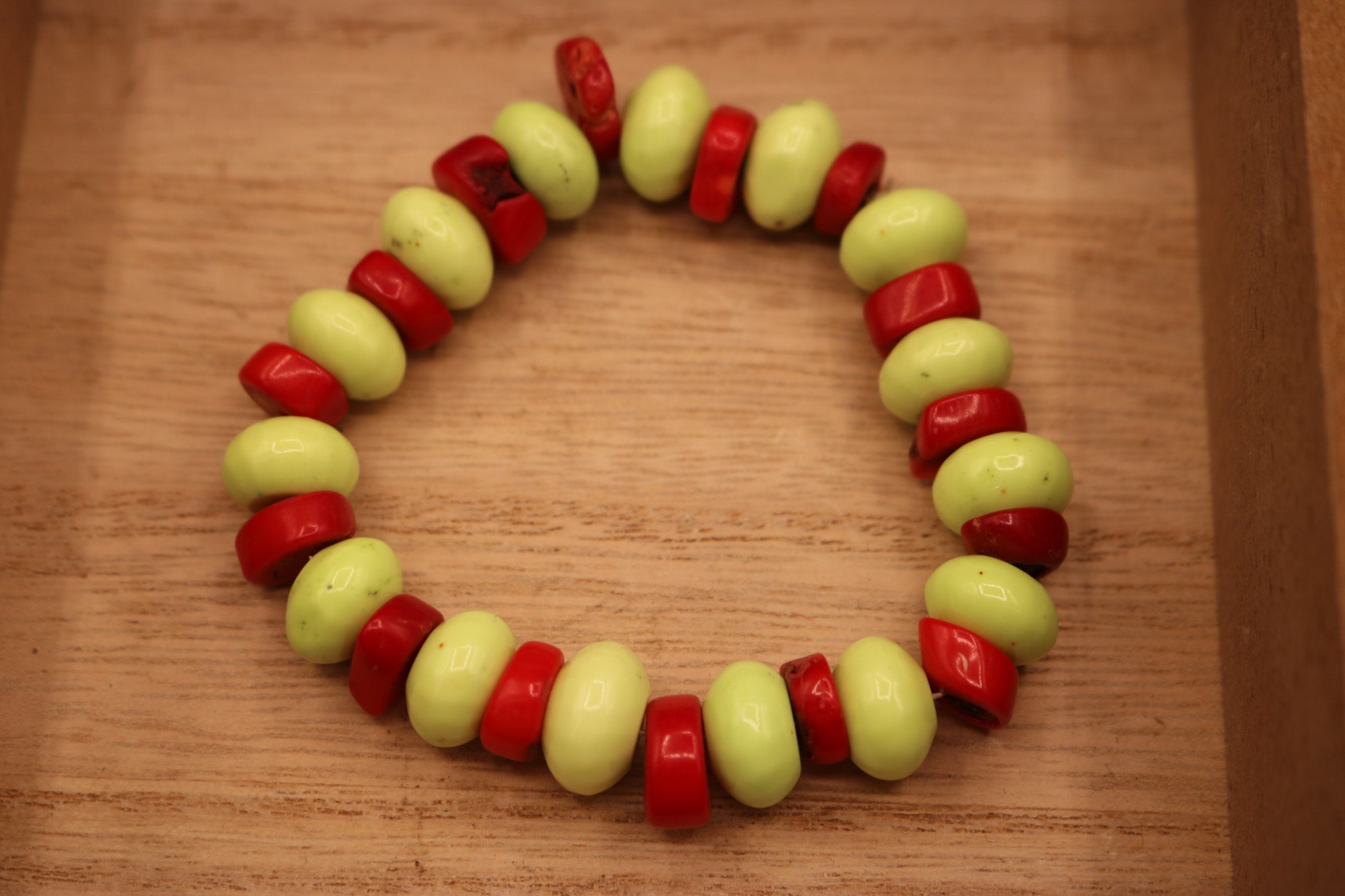 Exquisite Red Coral and Green Glass Bead Elastic Bracelet