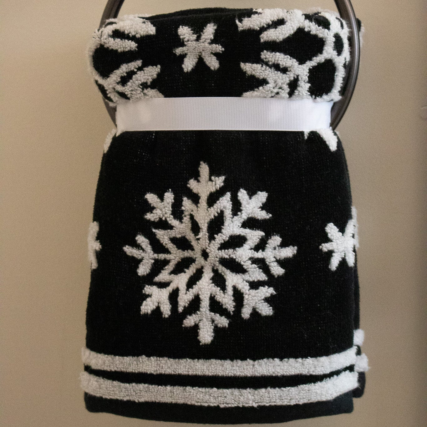 Tahari Home Black and White Snowflake Print Hand Towel Set
