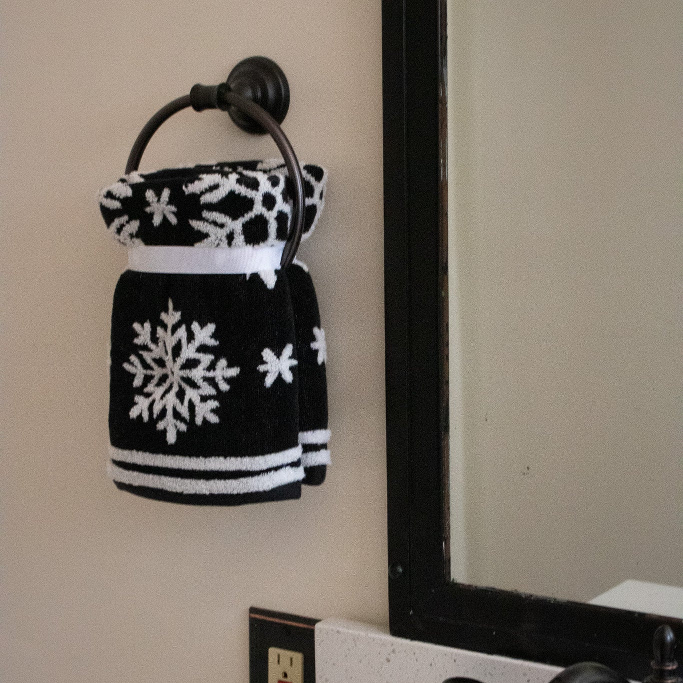 Tahari Home Black and White Snowflake Print Hand Towel Set