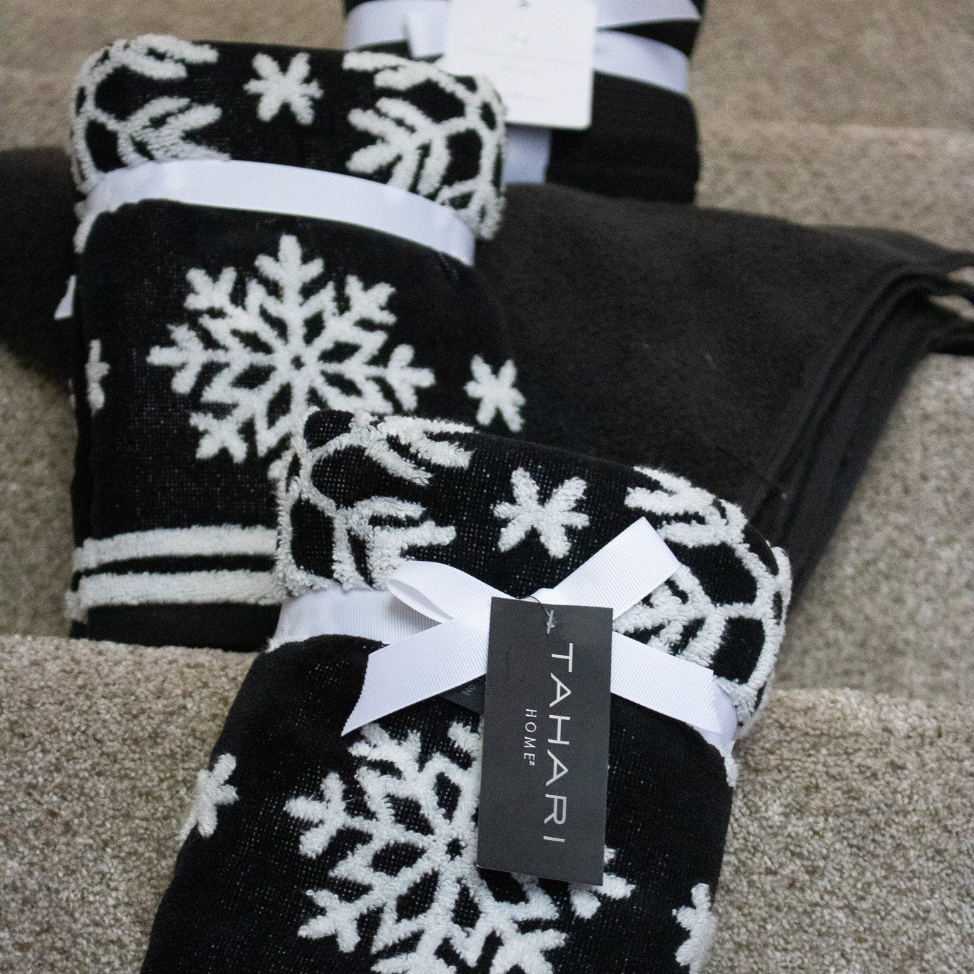 Tahari Home Black and White Snowflake Print Hand Towel Set