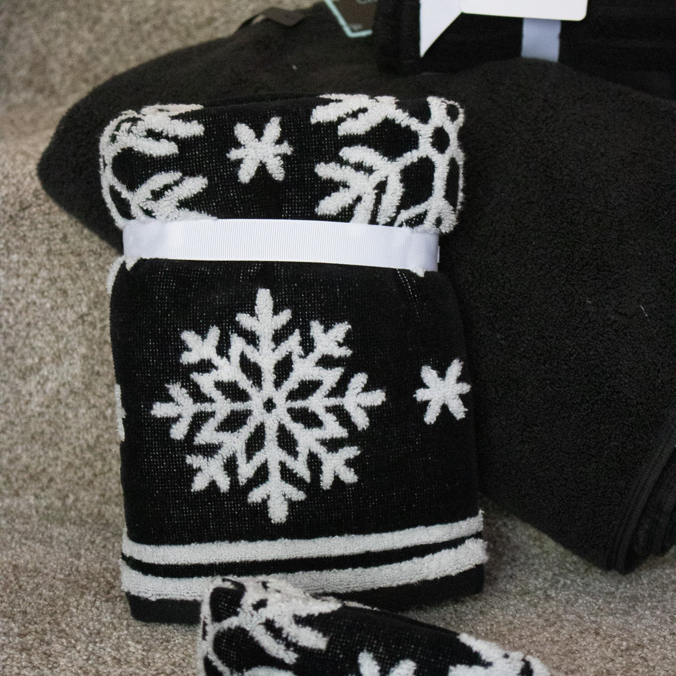 Tahari Home Black and White Snowflake Print Hand Towel Set