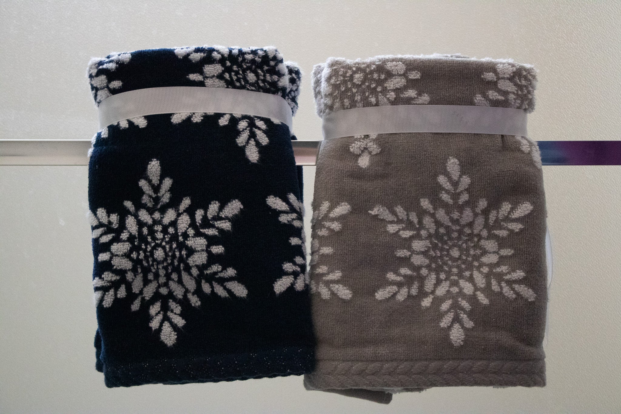 Caro Home Set of 2 Hand Towels Light Gray with Snowflake Design
