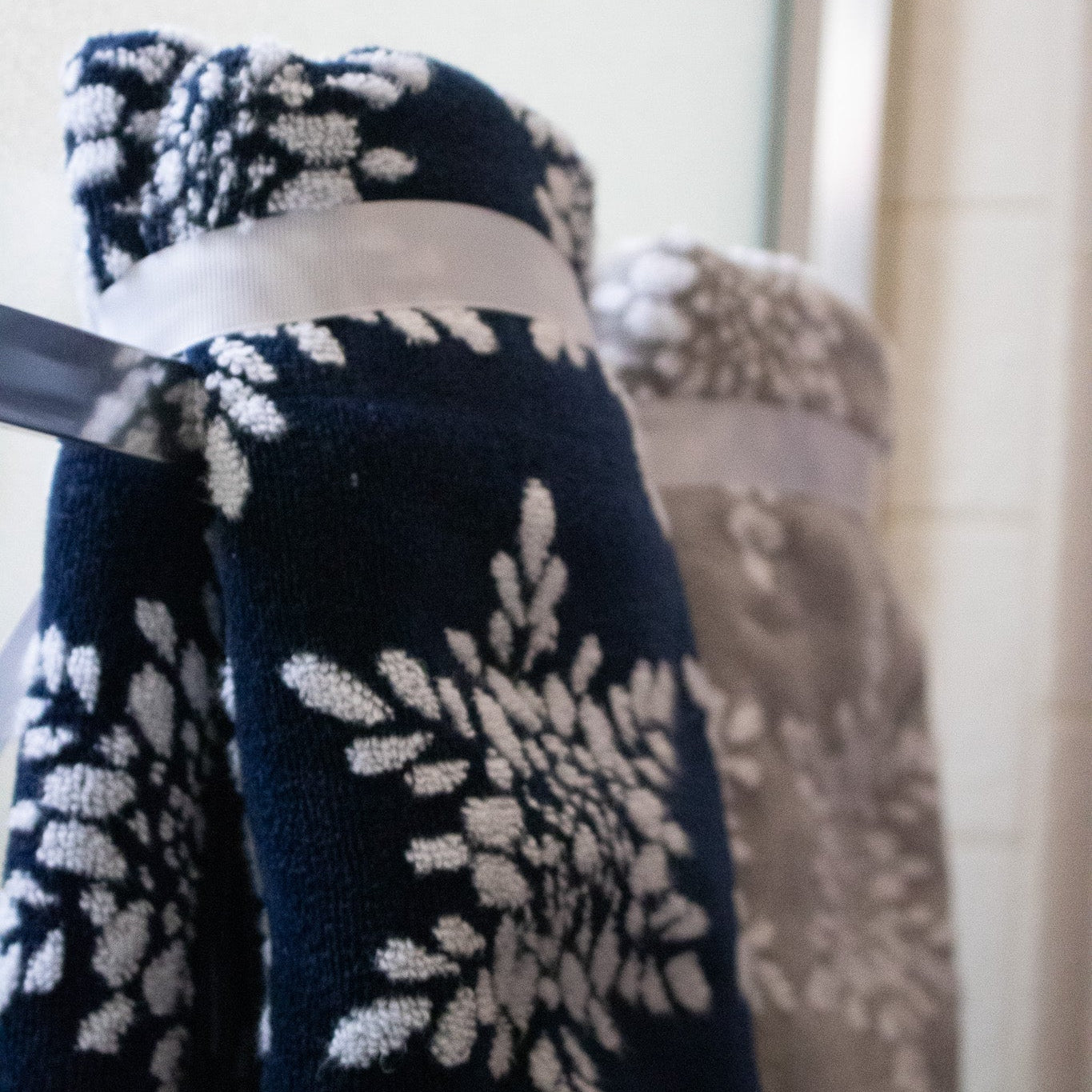 Caro Home Set of 2 Hand Towels in Navy Blue with Snowflake Design
