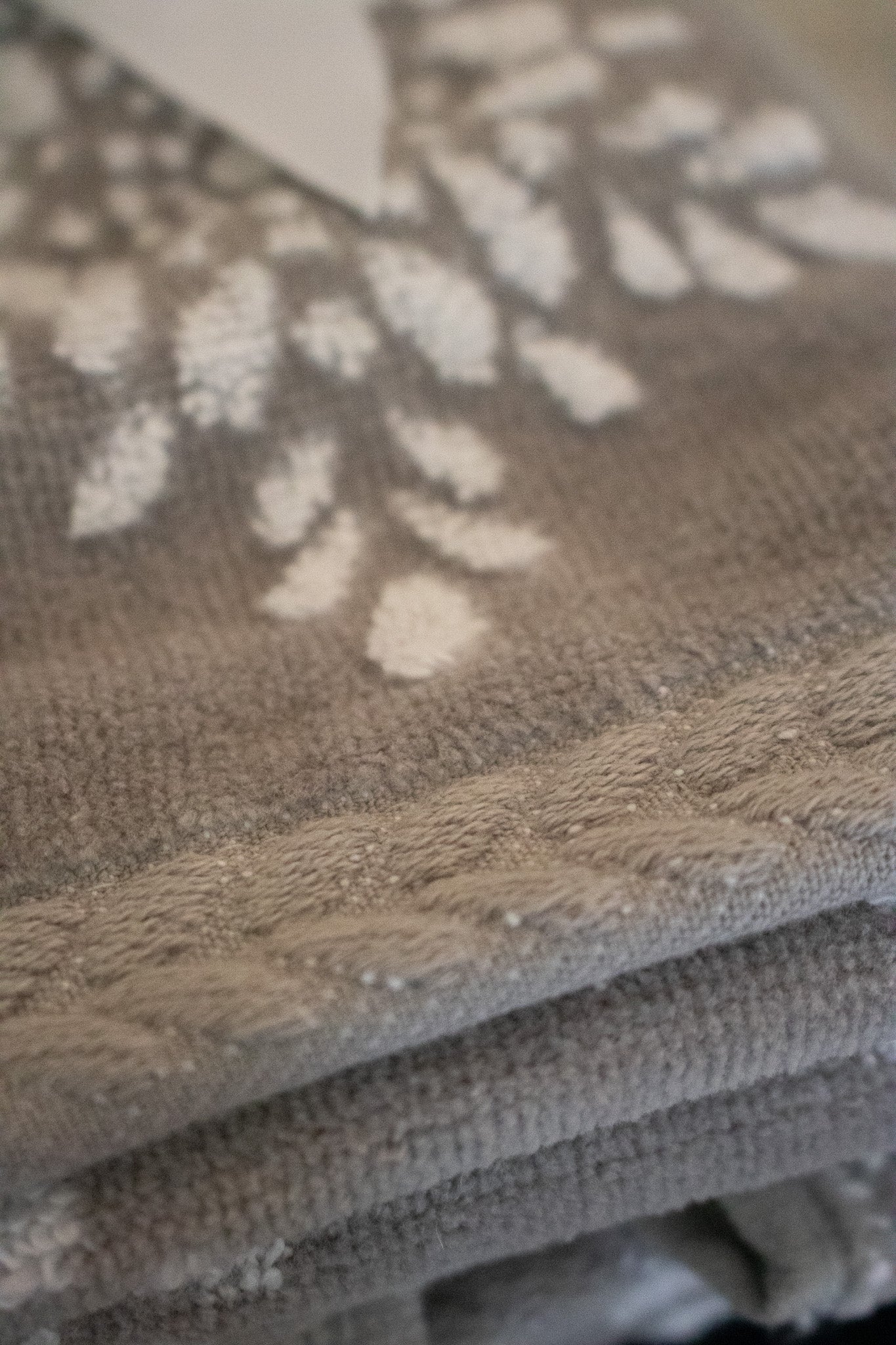Caro Home Set of 2 Hand Towels Light Gray with Snowflake Design
