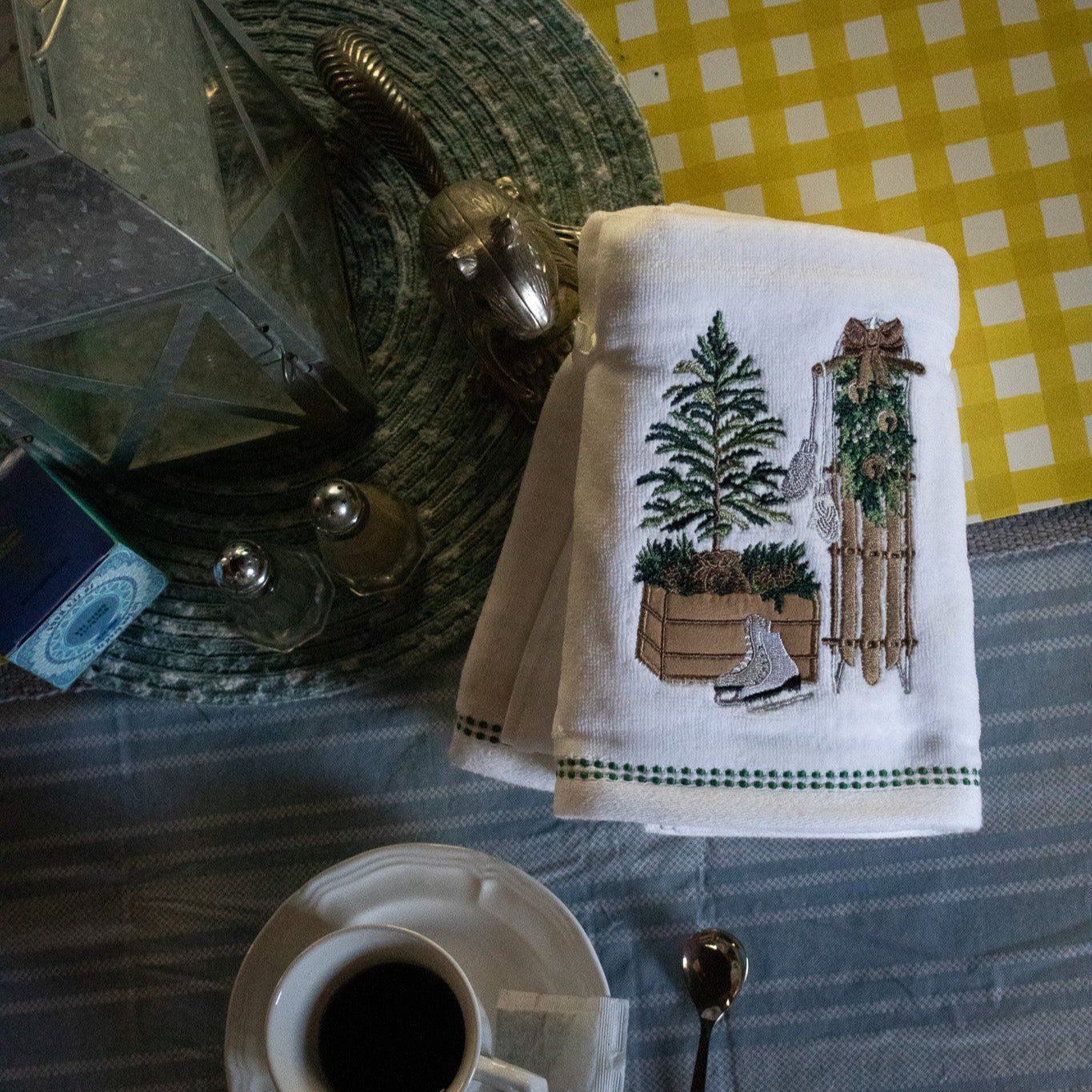 Shabby Chic - Set of 2 White Hand Towels with Elegant Winter Design
