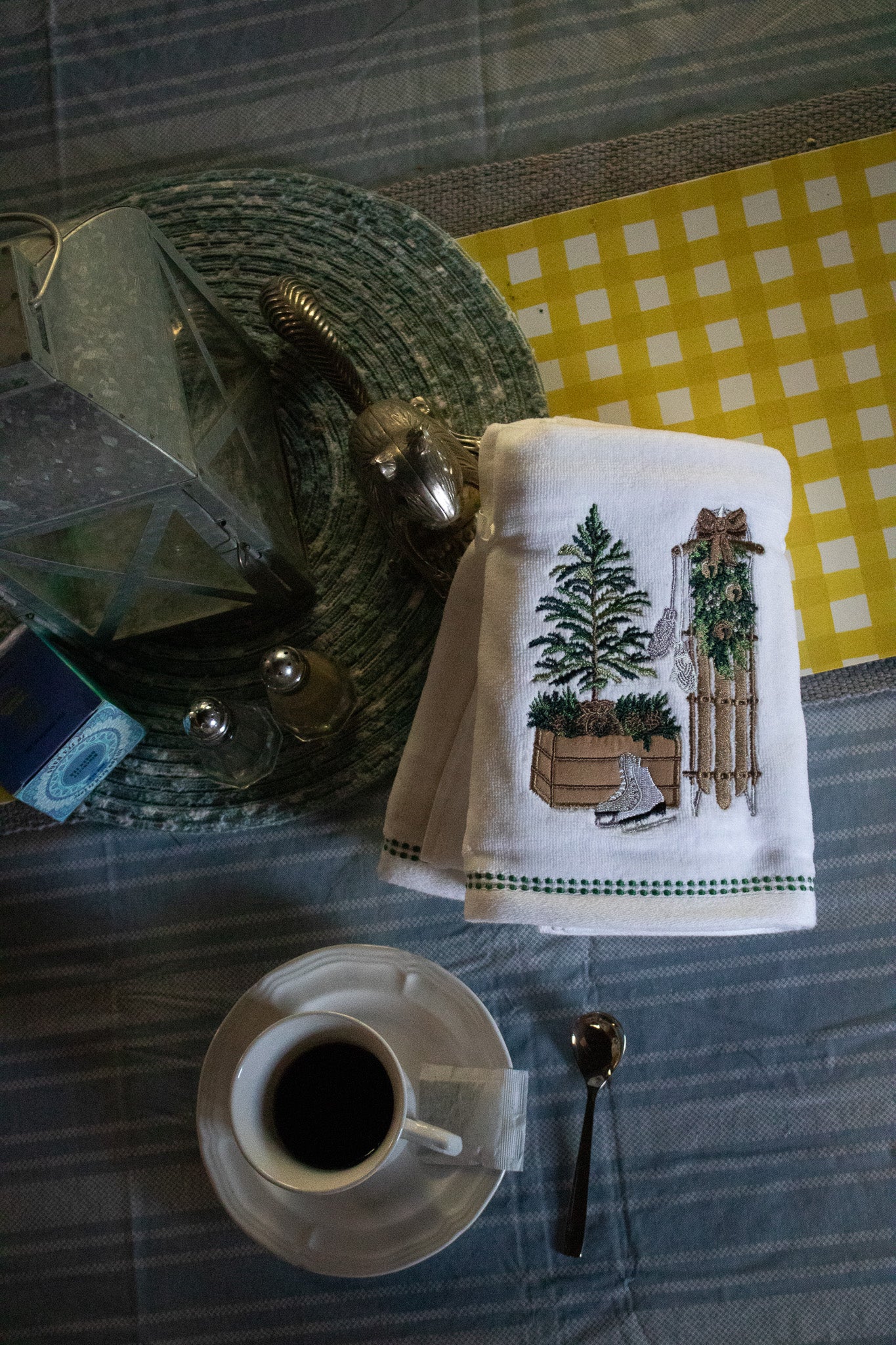 Shabby Chic - Set of 2 White Hand Towels with Elegant Winter Design
