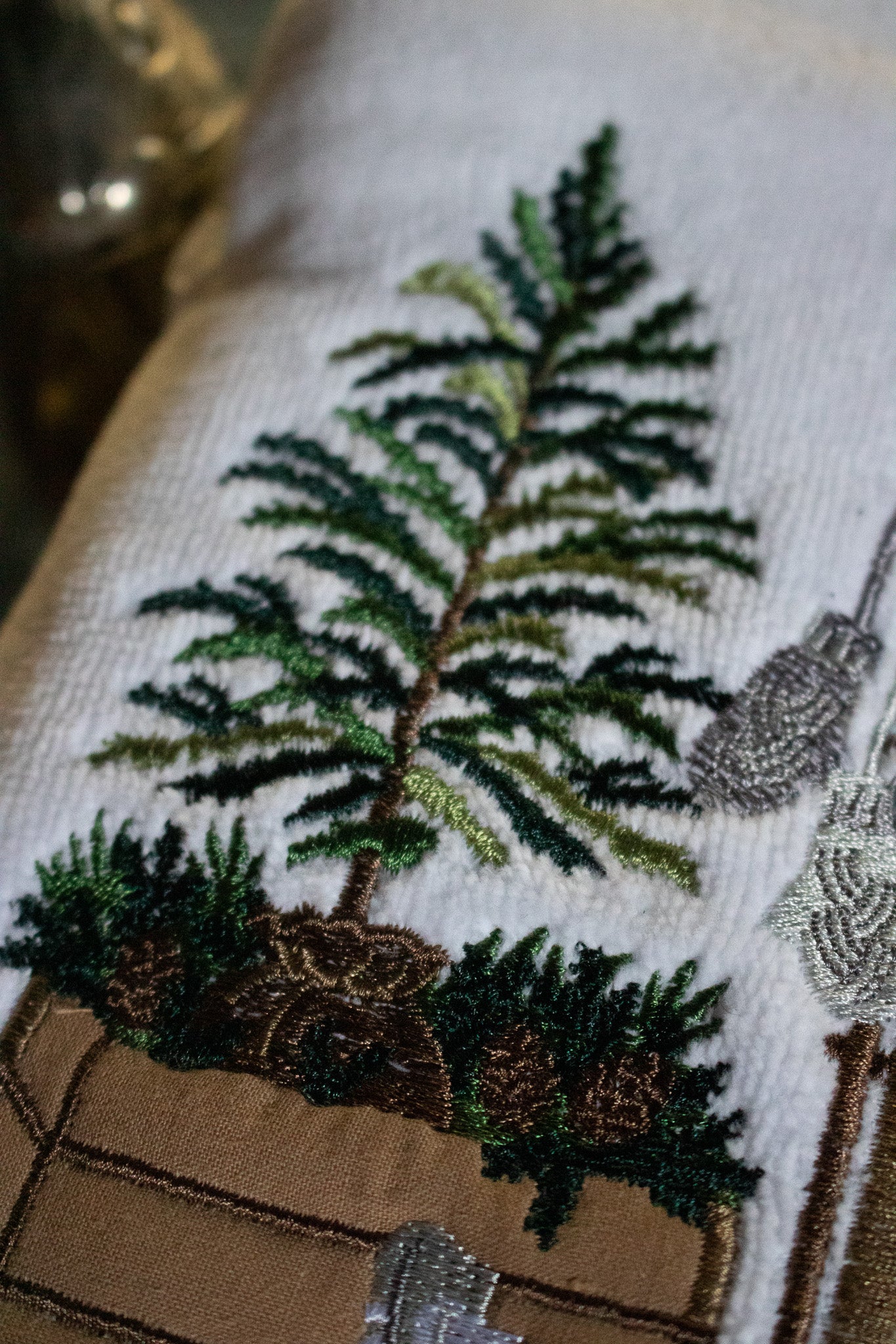 Shabby Chic - Set of 2 White Hand Towels with Elegant Winter Design