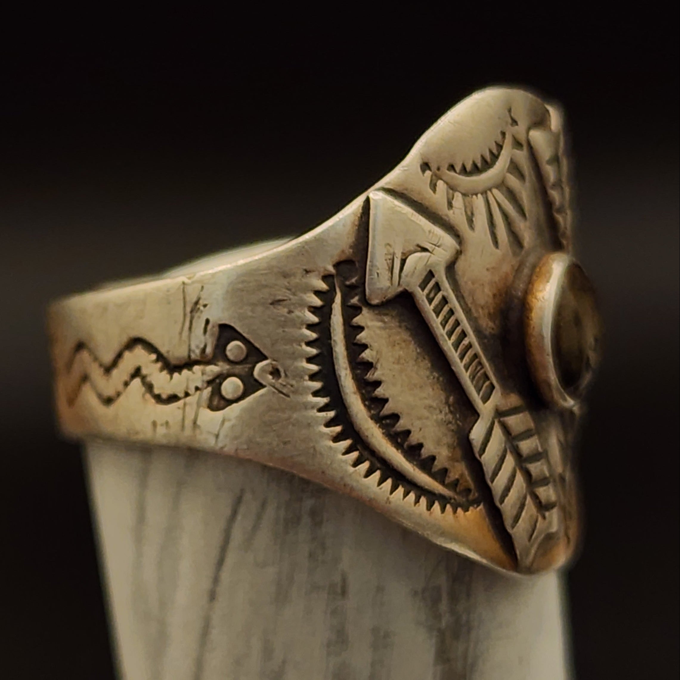 Vintage Navajo Ring with Arrows going opposite direction with a Gemstone in the Middle Size 11.5