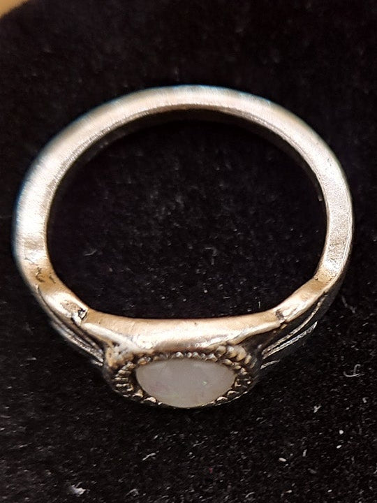 Round Opal-Style Ring with Southwestern Silver-Tone Details – Size 7
