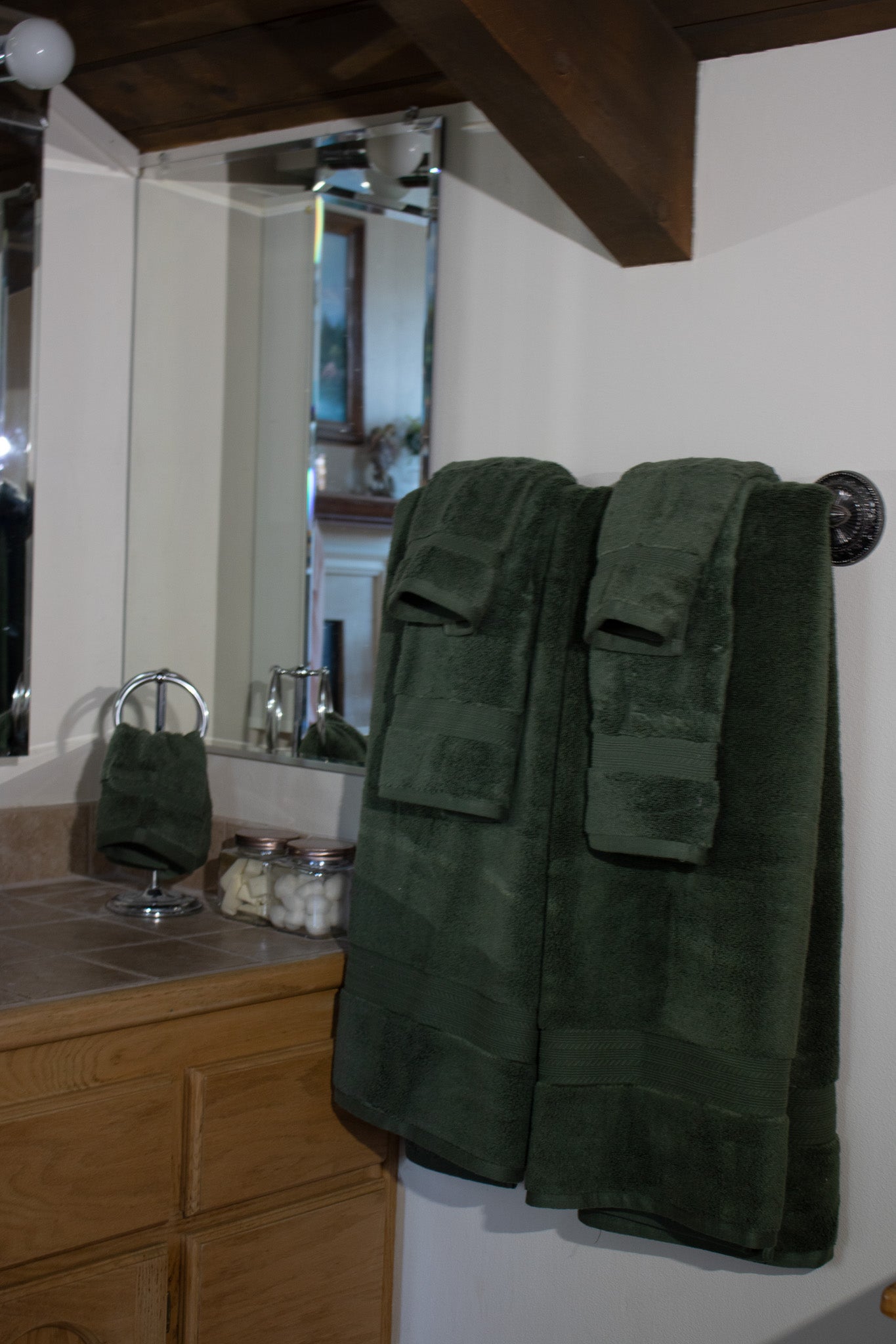 Joie Home - Soft & Absorbent 100% Cotton Dark Green Bath Towel