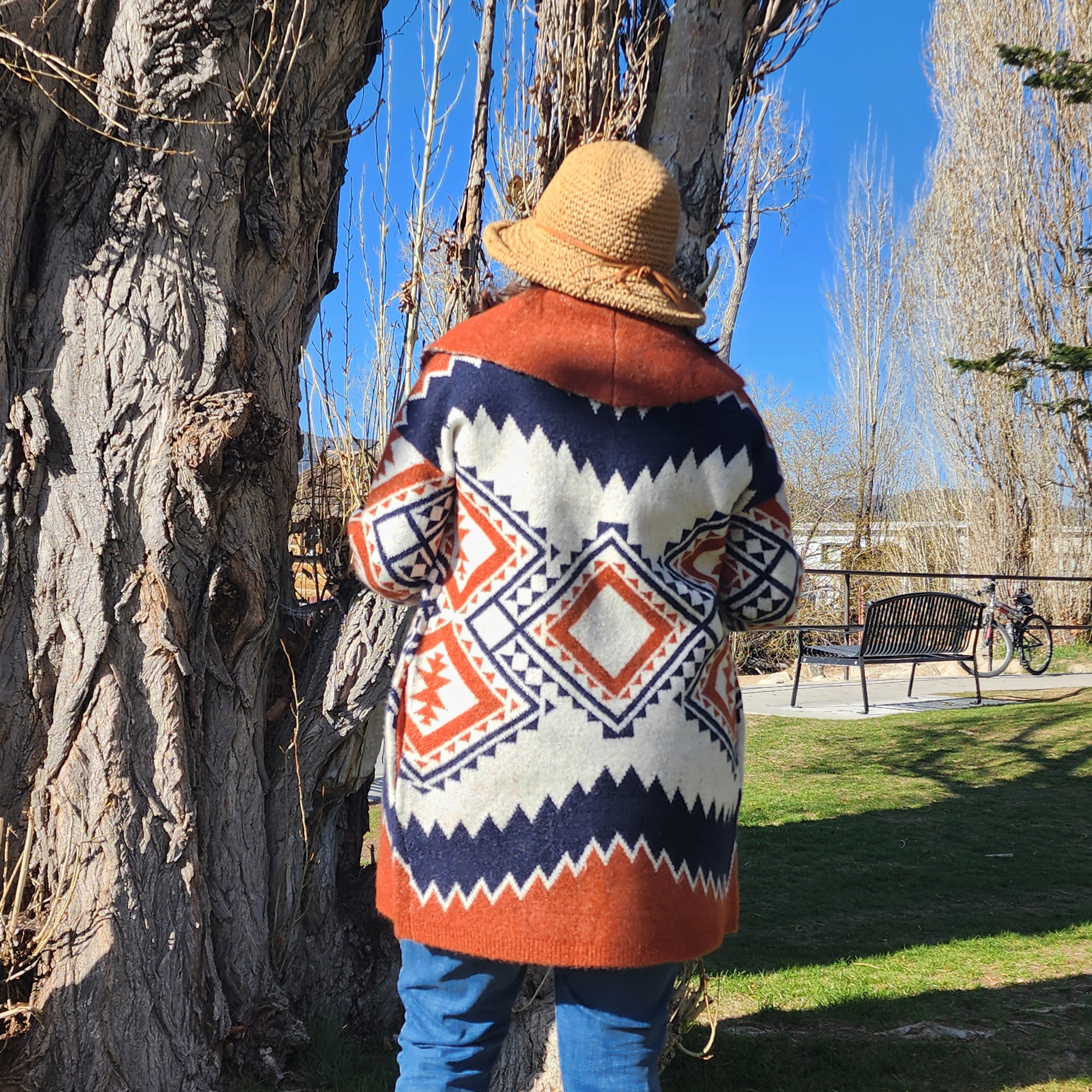 Tahari Long Sleeved Aztec Print Soft Cozy Cardigan Jacket Size SM