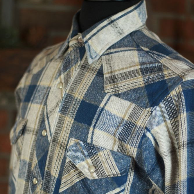 Wrangler White Blue Plaid Snap Button up Size   15 1/2 -34