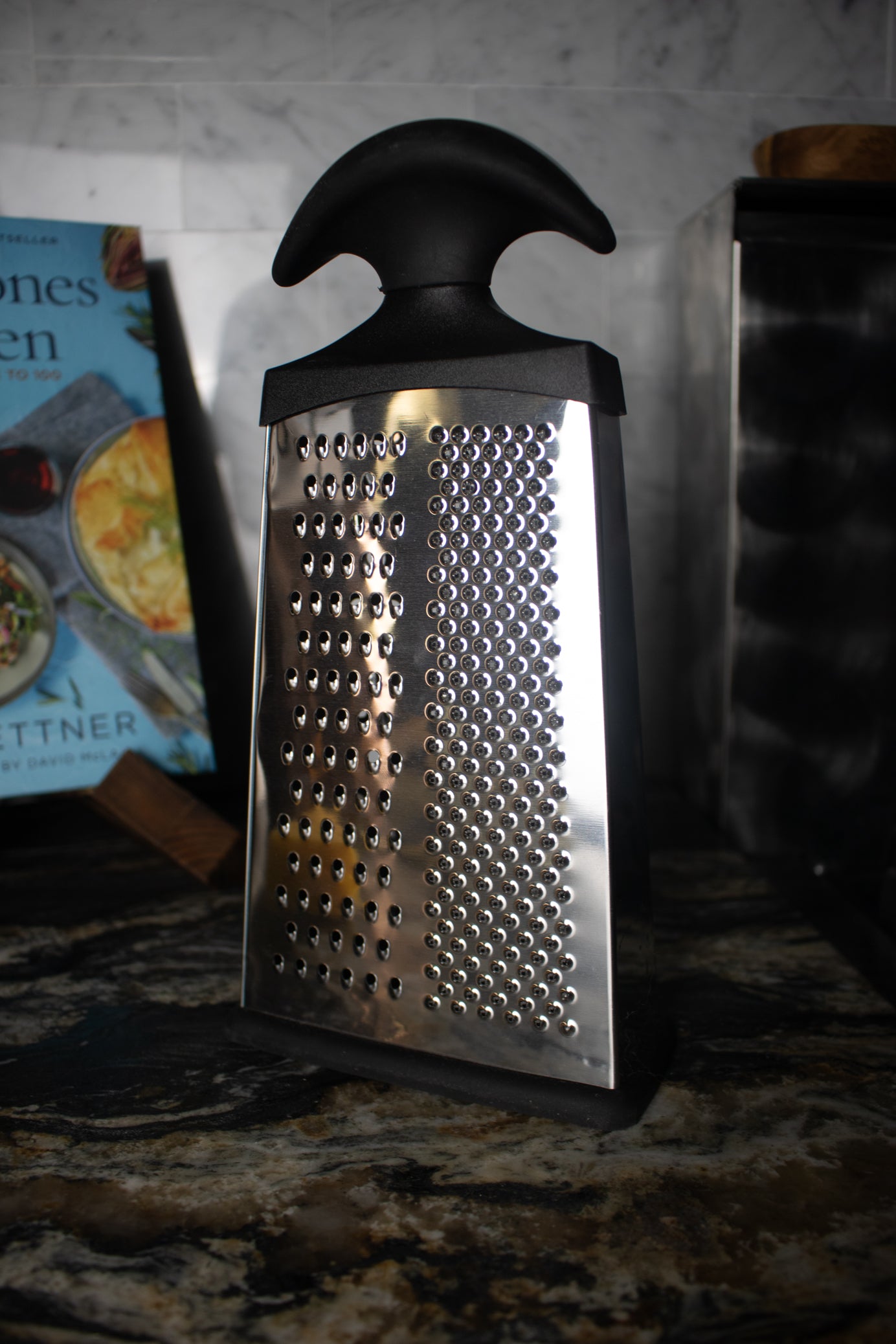 Slim Free-Standing Grater with 3 Surfaces