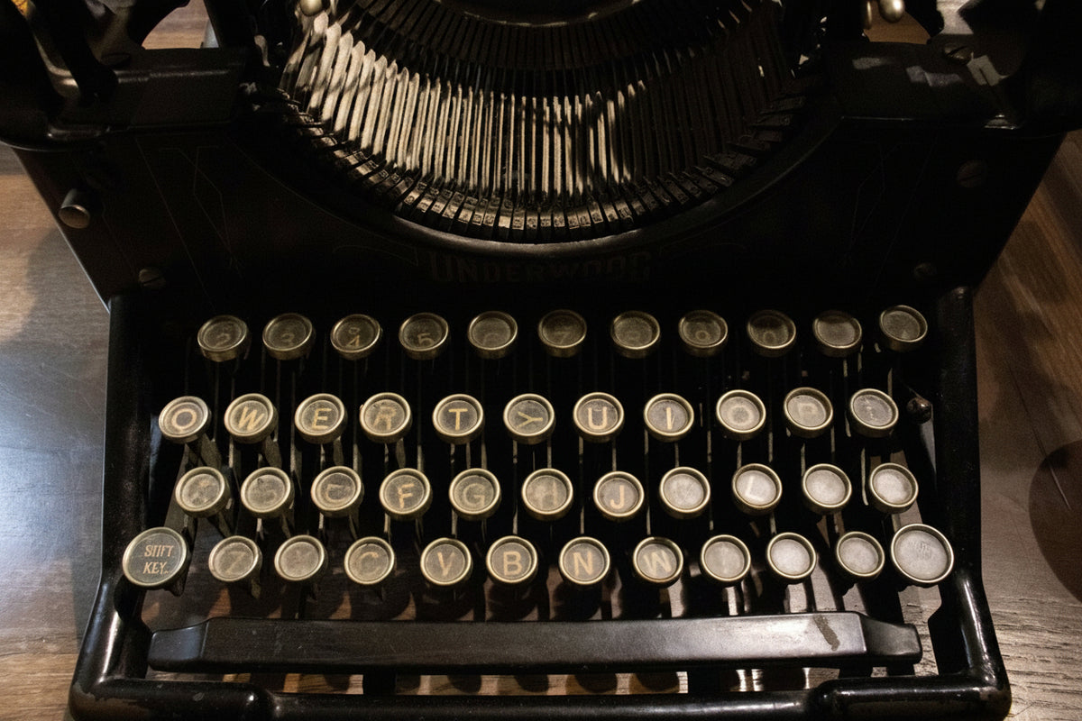 Vintage Underwood Typewriter — Early 20th-Century Collectible