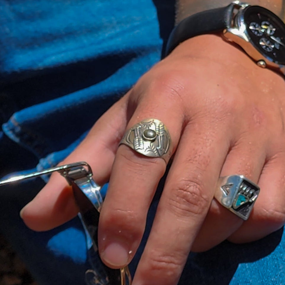 Vintage Navajo Ring with Arrows going opposite direction with a Gemstone in the Middle Size 11.5