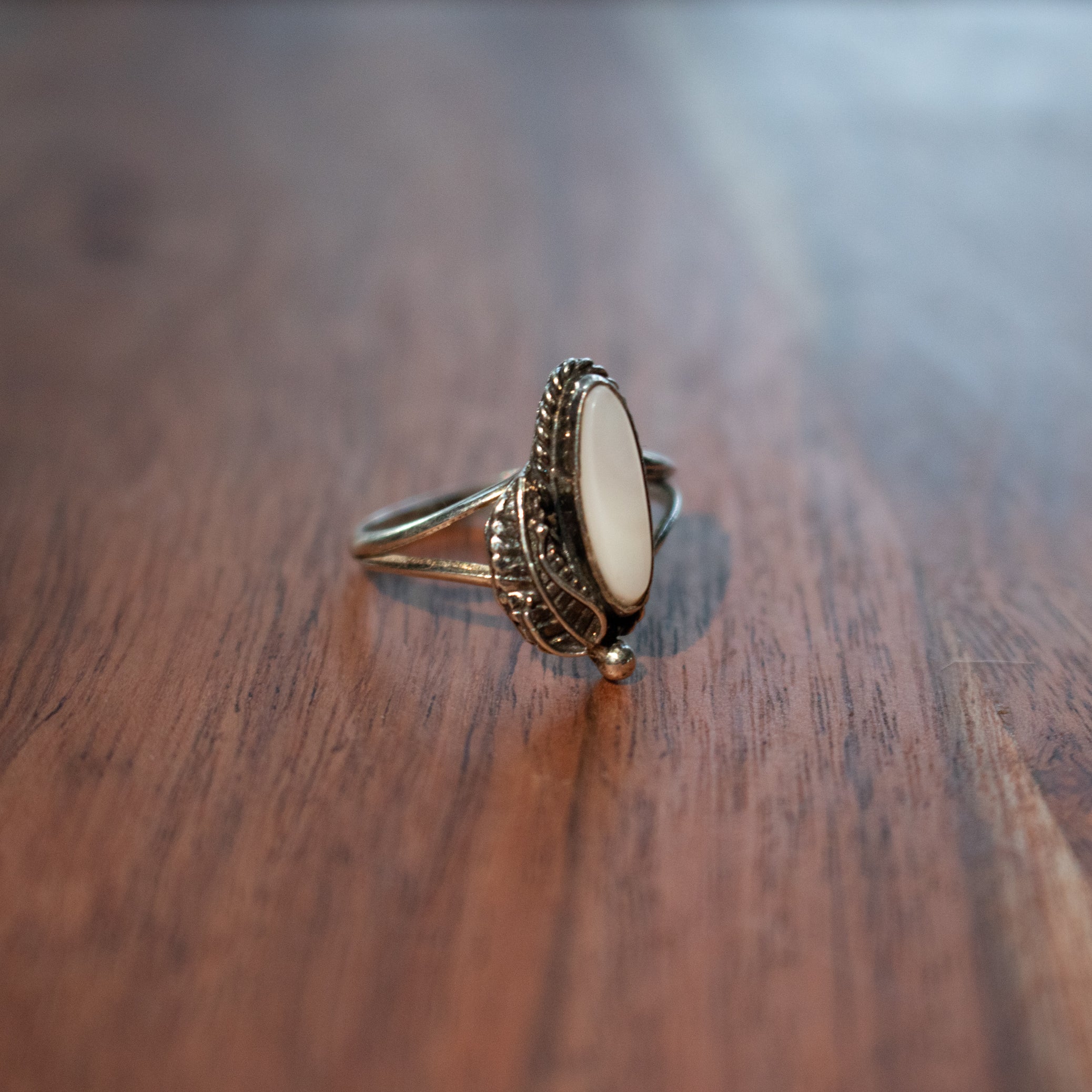 Amazing White Stone Shaped Sterling Silver Split Band Rings with Etched Feather Design