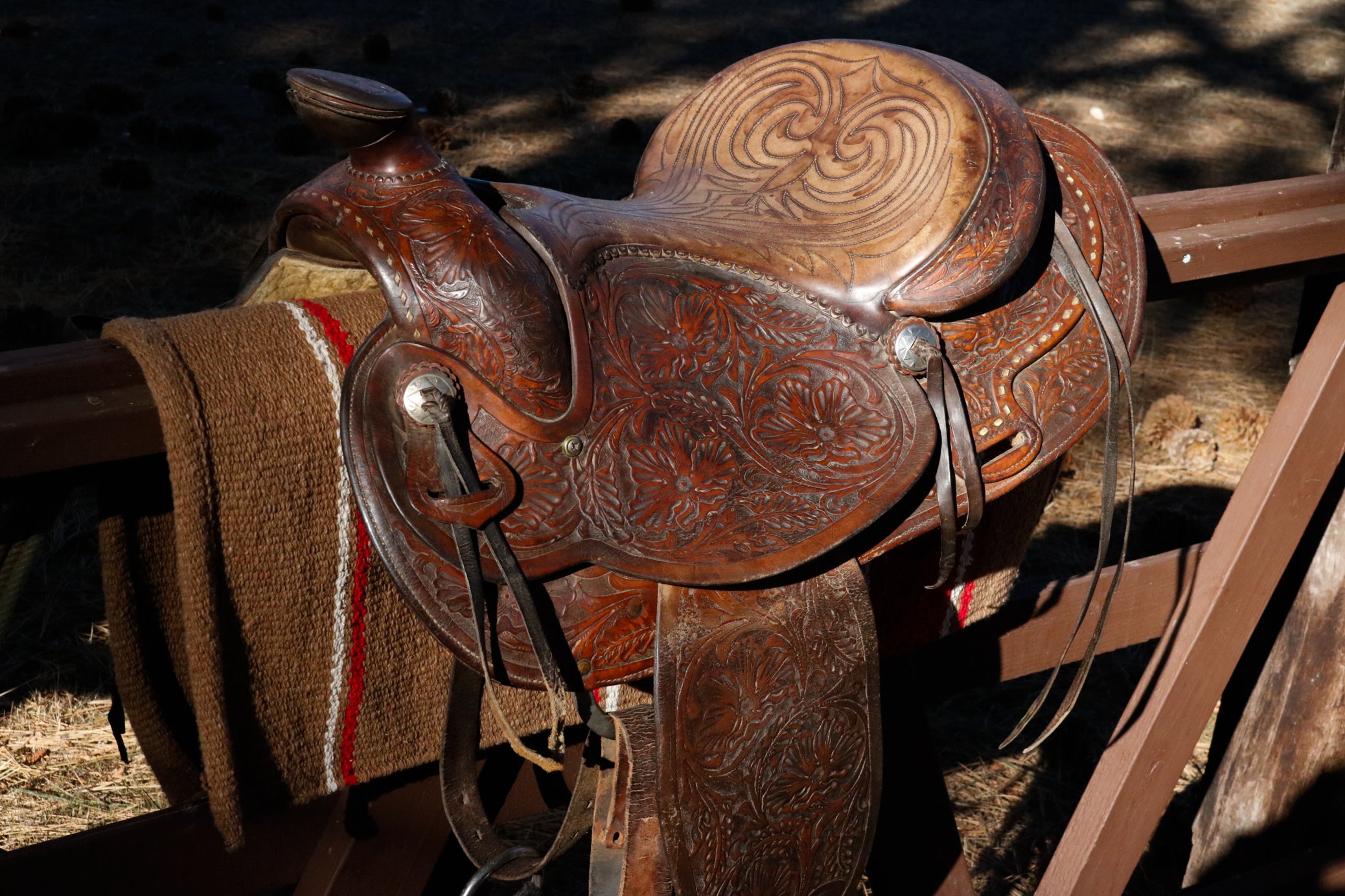 Vintage 1947 Tex Tan Heregord Series 16 inch Western Show Saddle Model Number 3420