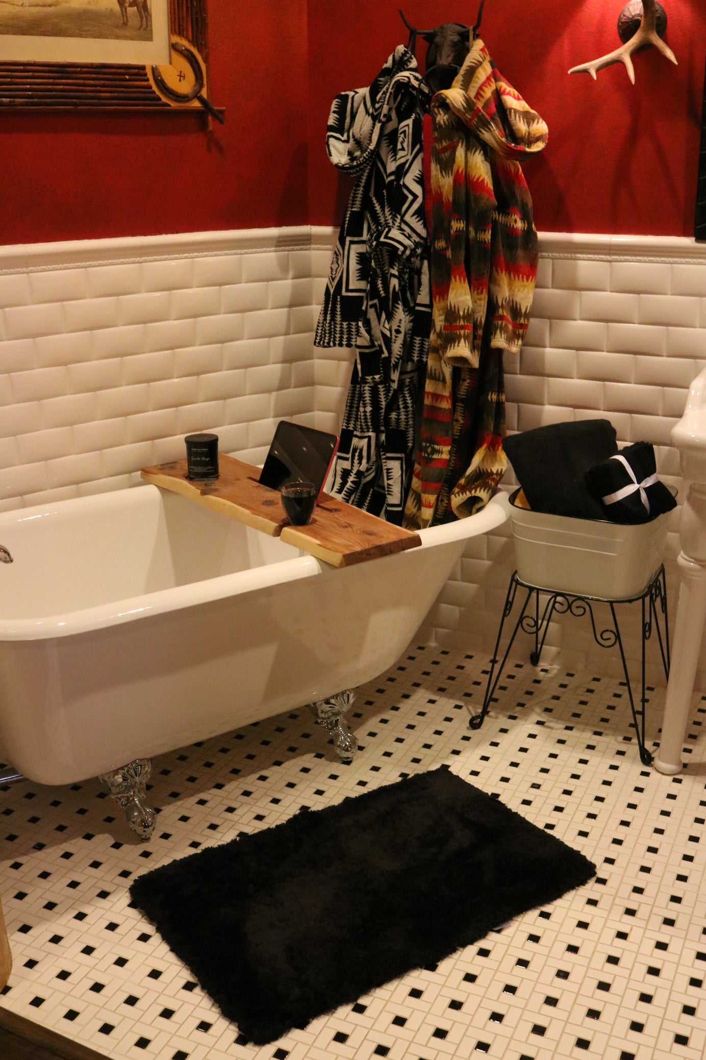 Lavender & Sage - Plush Black Bath Rug for Ultimate Comfort