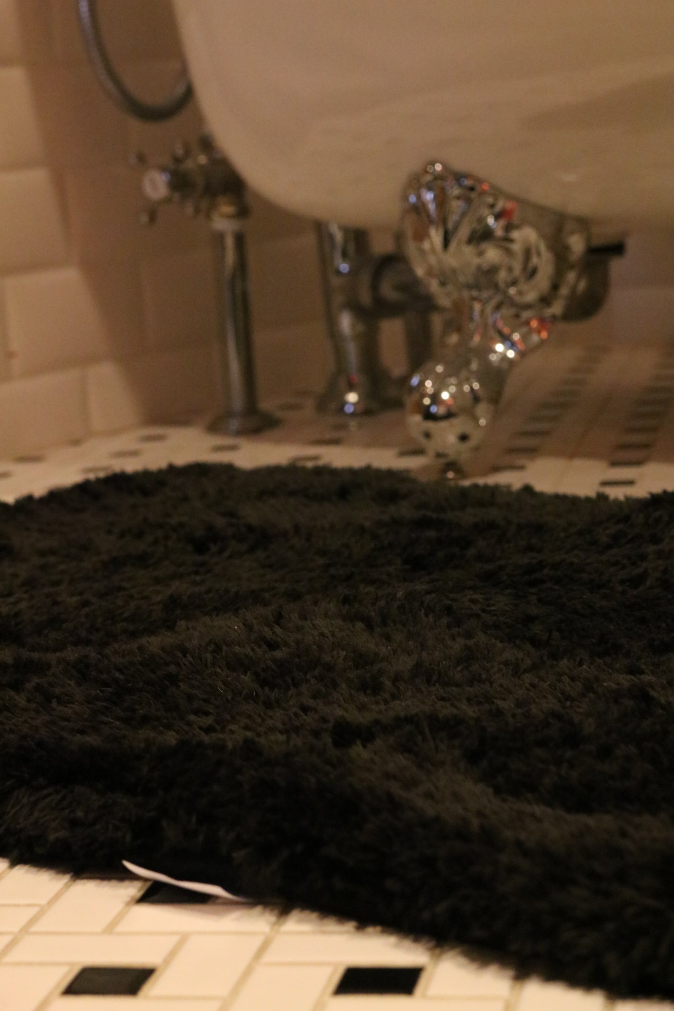 Lavender & Sage - Plush Black Bath Rug for Ultimate Comfort