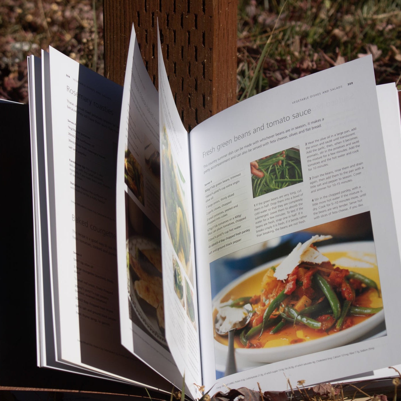 The Country Farmhouse Cookbook: 400 Recipes Handed Down the Generations
