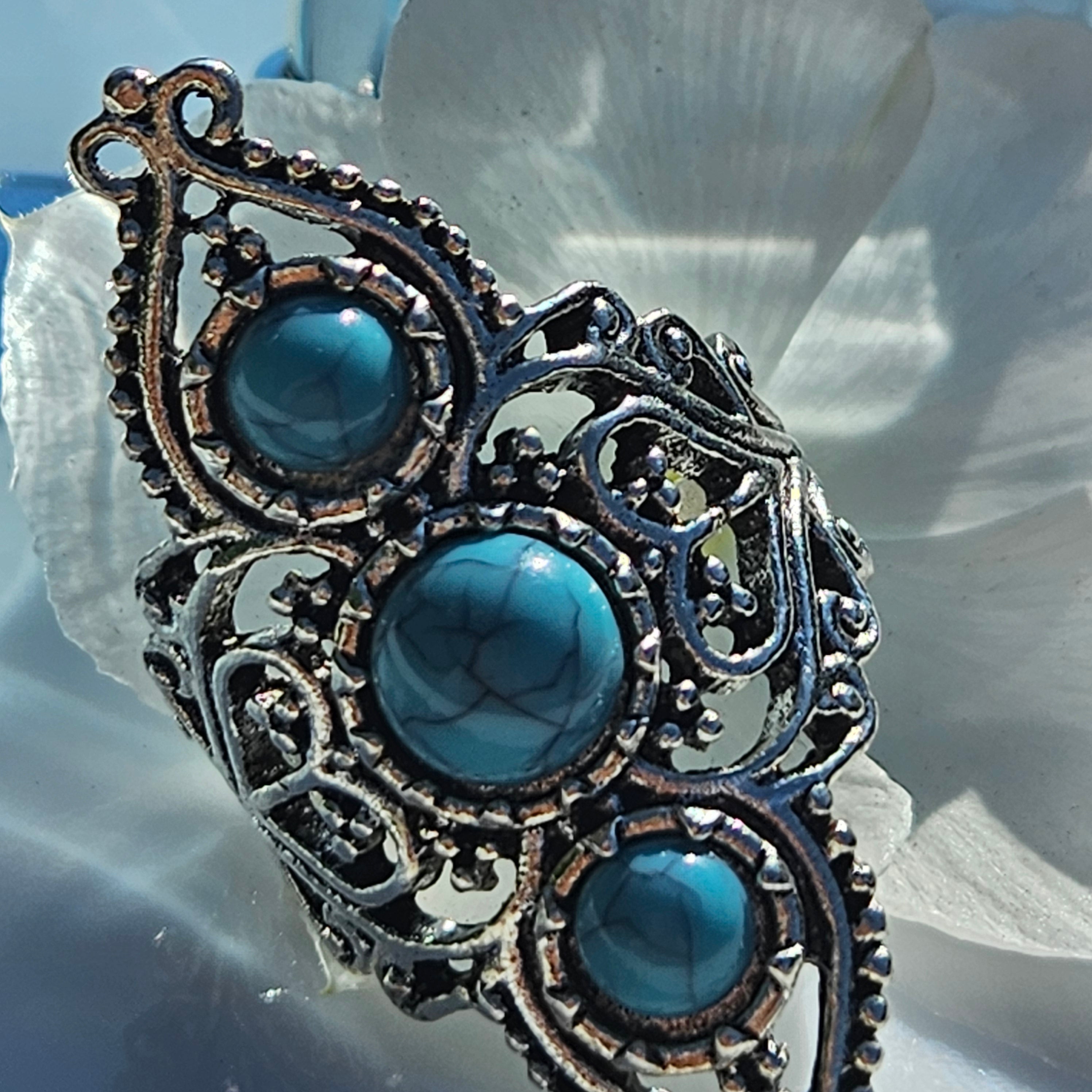 Vintage silver plated filigree statement ring featuring three marbled faux turquoise stones in an ornate boho Southwestern design, size 8.