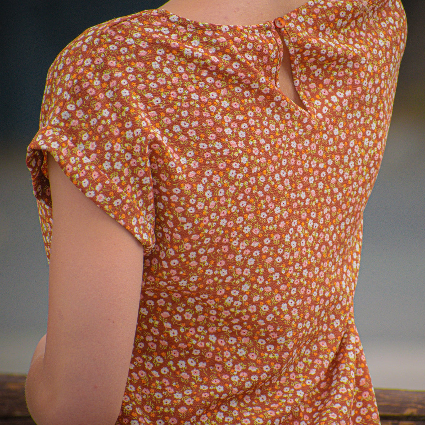 SO Floral T-shirt with a tie at the bottom of the shirt size XS